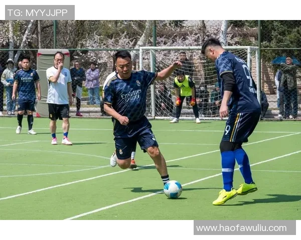 足球明星训练日常揭秘:他们如何在球场上磨练技艺与团队默契 足球明星训练日常揭秘:他们如何在球场上磨练技艺与团队默契